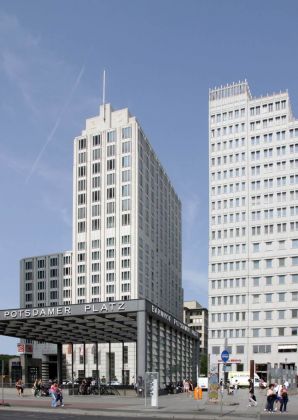 Der Potsdamer Platz in Berlin - Hochhäuser an der Auguste-Hauschner-Strasse, links das Ritz-Carlton-Hotel Der Potsdamer Platz in Berlin - Hochhäuser an der Auguste-Hauschner-Strasse, links das Ritz-Carlton-Hotel