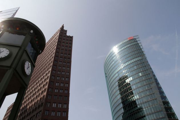 Der Potsdamer Platz in Berlin - der Kollhoff-Tower mit dem Panoramapunkt Berlin und der DB-Tower Der Potsdamer Platz in Berlin - der Kollhoff-Tower mit dem Panoramapunkt Berlin und der DB-Tower
