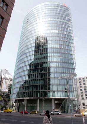 Potsdamer Platz 2 in Berlin - Bahntower, das Hochhaus der Deutschen Bahn Potsdamer Platz 2 in Berlin - Bahntower, das Hochhaus der Deutschen Bahn