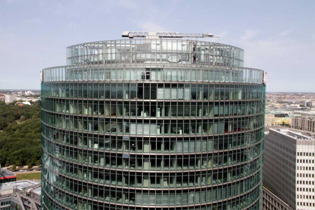 Potsdamer Platz 2 in Berlin - Bahntower, der obere Teil des DB-Hochhauses Potsdamer Platz 2 in Berlin - Bahntower, der obere Teil des DB-Hochhauses