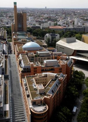 Der Potsdamer Platz in Berlin - die Potsdamer-Platz-Arkaden mit dem Debis-Tower Der Potsdamer Platz in Berlin - die Potsdamer-Platz-Arkaden mit dem Debis-Tower