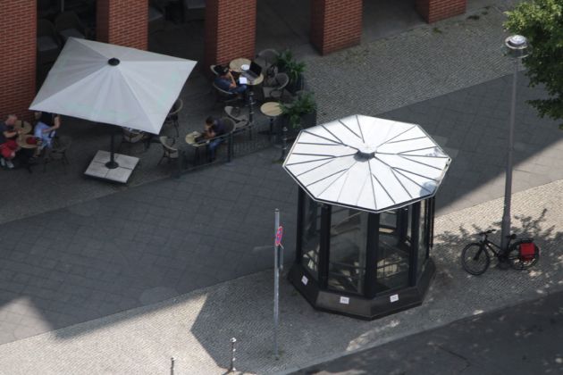 Der Potsdamer Platz in Berlin - ein Kiosk in der Alten Potsdamer Strasse Der Potsdamer Platz in Berlin - ein Kiosk in der Alten Potsdamer Strasse