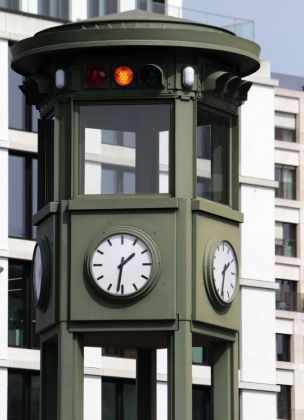 Der Potsdamer Platz in Berlin - ein Nachbau der ersten Verkehrsampel Deutschlands von 1924 Der Potsdamer Platz in Berlin - ein Nachbau der ersten Verkehrsampel Deutschlands von 1924
