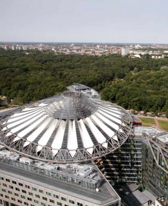 Der Potsdamer Platz in Berlin - das spektakuläre Dach des Sony-Centers Der Potsdamer Platz in Berlin - das spektakuläre Dach des Sony-Centers