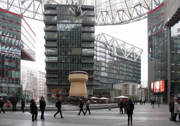 Im Sony-Center am Potsdamer Platz in Berlin Im Sony-Center am Potsdamer Platz in Berlin