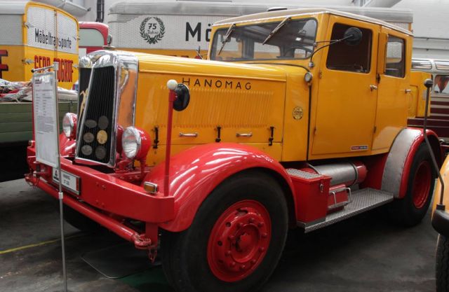 Das PS.Depot LKW+Bus des PS.Speichers Einbeck - eine Hanomag ST 100 Strassen-Zugmaschine, Baujahr 1947 Das PS.Depot LKW+Bus des PS.Speichers Einbeck - eine Hanomag ST 100 Strassen-Zugmaschine, Baujahr 1947