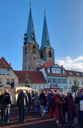Quedlinburg - der Neustädter Markt mit der Nikolaikirche Quedlinburg - der Neustädter Markt mit der Nikolaikirche