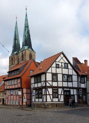 Quedlinburg - Fachwerkhäuser an der Pölkenstrfasse/Ecke Kaplanei mit der Nikolaikirche Quedlinburg - Fachwerkhäuser an der Pölkenstrfasse/Ecke Kaplanei mit der Nikolaikirche