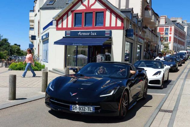 Quiberon Auto Passion 2025 - Einfahrt der Fahrzeuge auf die Place Hoche Quiberon Auto Passion 2025 - Einfahrt der Fahrzeuge auf die Place Hoche
