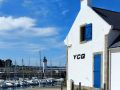 Port Haliguen auf der bretonischen Halbinsel Quiberon - das historische Geb&auml;ude des Yachtclubs am Yachthafen
