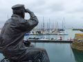Port Haliguen auf der Halbinsel Quiberon in der Bretagne - eine der Bronzeskulpturen am Yachthafen