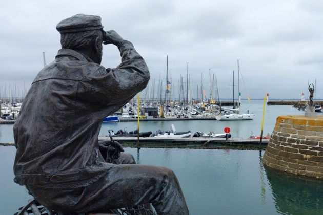Port Haliguen auf der Halbinsel Quiberon in der Bretagne - eine der Bronzeskulpturen am Yachthafen Port Haliguen auf der Halbinsel Quiberon in der Bretagne - eine der Bronzeskulpturen am Yachthafen