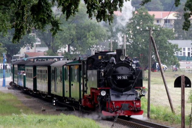 Die Rügensche Bäderbahn - der Dampfzug 'Rasender Roland' mit der Dampflok 99 783 verlässt den Bahnhof Sellin Ost in Richtung Binz