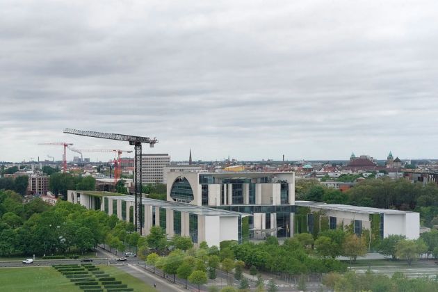 Das Bundeskanzleramt im Berliner Spreebogen - aufgenommen von der Kuppel des Reichstagsgebäudes Das Bundeskanzleramt im Berliner Spreebogen - aufgenommen von der Kuppel des Reichstagsgebäudes