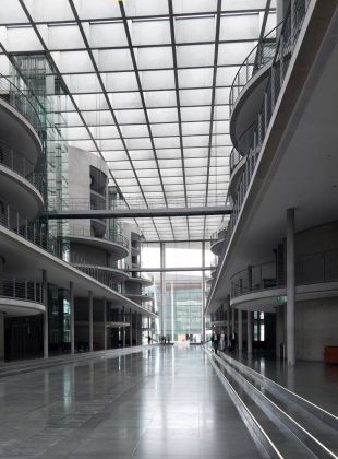 Das Foyer des Paul-Löbe-Hauses neben dem Reichstag - Bundeshauptstadt Berlin Das Foyer des Paul-Löbe-Hauses neben dem Reichstag - Bundeshauptstadt Berlin