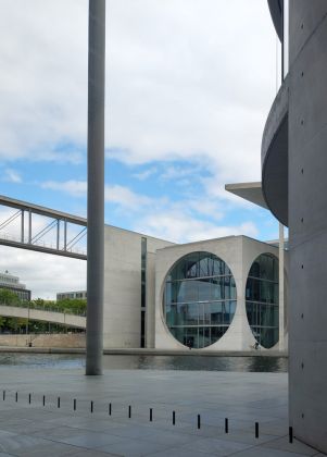 Architektonische Details der Fassade des Marie-Elisabeth-Lüders-Hauses an der Spree Architektonische Details der Fassade des Marie-Elisabeth-Lüders-Hauses an der Spree