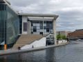 Das Marie-Elisabeth-L&uuml;ders-Haus an der Spree rechts und links des fr&uuml;heren Verlaufs der Berliner Mauer