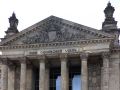 'Dem Deutschen Volke' - die Inschrift oberhalb der Eingangstreppe des Reichstagsgeb&auml;udes&nbsp;