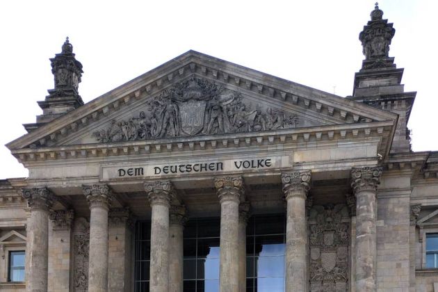 'Dem Deutschen Volke' - die Inschrift oberhalb der Eingangstreppe des Reichstagsgebäudes 