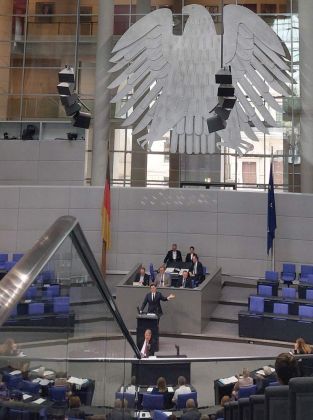 Ein Blick in den Plenarsaal des Deutschen Bundestages während einer Debatte Ein Blick in den Plenarsaal des Deutschen Bundestages während einer Debatte