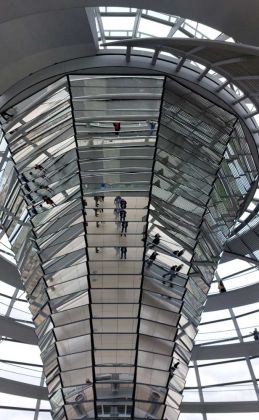 De gläserne Kuppel des Reichstagsgebäudes in Berlin, eine Innenansicht De gläserne Kuppel des Reichstagsgebäudes in Berlin, eine Innenansicht