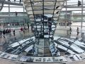 De gl&auml;serne Kuppel des Reichstagsgeb&auml;udes in Berlin, eine Innenansicht
