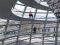 De gl&auml;serne Kuppel des Reichstagsgeb&auml;udes in Berlin, eine Innenansicht