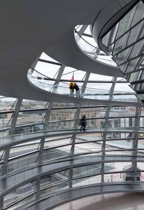 De gläserne Kuppel des Reichstagsgebäudes in Berlin, eine Innenansicht De gläserne Kuppel des Reichstagsgebäudes in Berlin, eine Innenansicht