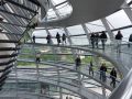 De gl&auml;serne Kuppel des Reichstagsgeb&auml;udes in Berlin, eine Innenansicht