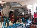 Ein unrestaurierter Renault 4 CV, das legendäre ‚Crèmeschnittchen‘ - in einer nachgebauten Autowerkstatt im Manoir de l'Automobile in der Bretagne