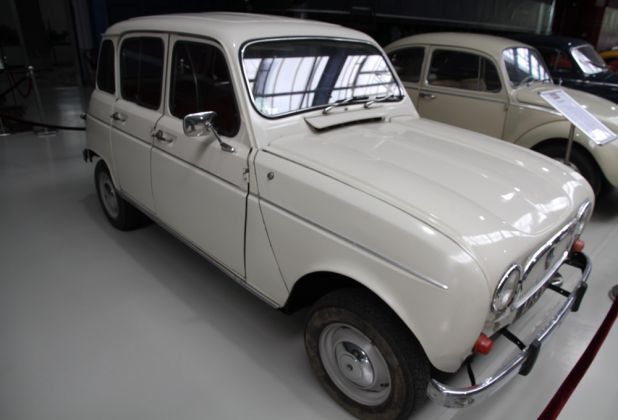 Ein Renault R 4 der ersten Generation aus der Bauzeit von 1961 bis 1967 – Oldtimer-Museum Prora auf der Insel Rügen Ein Renault R 4 der ersten Generation aus der Bauzeit von 1961 bis 1967 – Oldtimer-Museum Prora auf der Insel Rügen