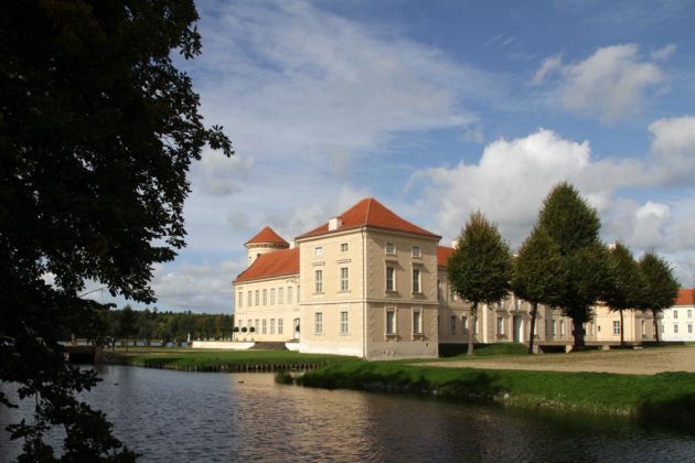 Das Schloss Rheinsberg, bekannt durch Kurt Tucholskys Erzählung 'Rheinsberg. Ein Bilderbuch für Verliebte' Das Schloss Rheinsberg, bekannt durch Kurt Tucholskys Erzählung 'Rheinsberg. Ein Bilderbuch für Verliebte'