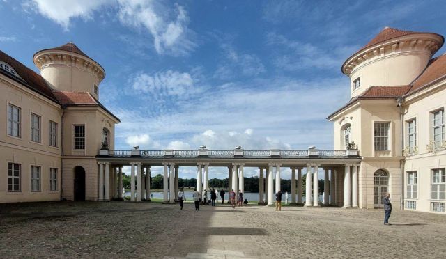 Der Ehrenhof des Schlosses Rheinsberg wird durch eine prunkvolle Kolonnade vom Lustgarten am Grienericksee getrennt Der Ehrenhof des Schlosses Rheinsberg wird durch eine prunkvolle Kolonnade vom Lustgarten am Grienericksee getrennt