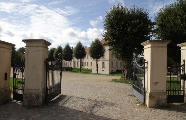 Rheinsberg in Brandenburg - der Eingang zum Schlosspark mit dem Schloss am Marktplatz Rheinsberg in Brandenburg - der Eingang zum Schlosspark mit dem Schloss am Marktplatz