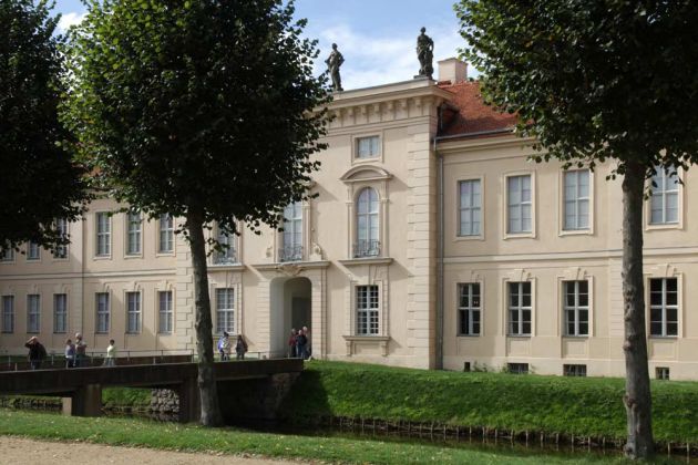 Rheinsberg in Brandenburg - der Eingang des Schlosses am Marktplatz Rheinsberg in Brandenburg - der Eingang des Schlosses am Marktplatz