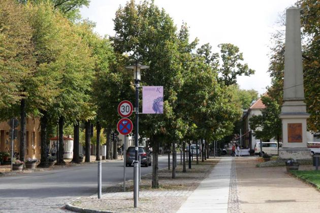 Rheinsberg in Brandenburg - die Schloßstrasse mit der Postmeilensäule von 1765 am Triangelplatz Rheinsberg in Brandenburg - die Schloßstrasse mit der Postmeilensäule von 1765 am Triangelplatz