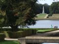 Rheinsberg in Brandenburg - der Blick von der ehemaligen Schlossmauer auf den Schlossgarten, den Grienericksee und den Obelisken