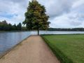 Rheinsberg in Brandenburg, die Schlossinsel - ein Weg im Schlossgarten am Grienericksee