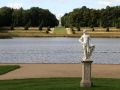 Rheinsberg in Brandenburg, die Schlossinsel - eine Skulptur am Ufer des Grienericksee mit Blick auf den Obelisken&nbsp;