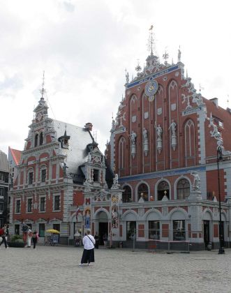 Die Altstadt von Riga in Lettland - die kunstvoll verzierte Fassade des Schwarzhäupterhauses auf dem historischen Rathausmarkt Die Altstadt von Riga in Lettland - die kunstvoll verzierte Fassade des Schwarzhäupterhauses auf dem historischen Rathausmarkt