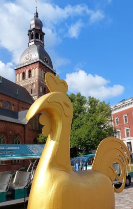 Lettlands Hauptstadt Riga - der begehbare Wetterhahn auf dem Domplatz vor dem Doms St. Marien Lettlands Hauptstadt Riga - der begehbare Wetterhahn auf dem Domplatz vor dem Doms St. Marien