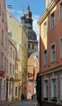 Lettlands Hauptstadt Riga - eine Altstadtgasse mit Blick auf den Rigaer Dom Lettlands Hauptstadt Riga - eine Altstadtgasse mit Blick auf den Rigaer Dom