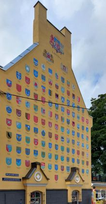 Rigas Altstadt - ein Wandbild mit Wappen lettischer Gemeinden nahe des Pulverturms Rigas Altstadt - ein Wandbild mit Wappen lettischer Gemeinden nahe des Pulverturms