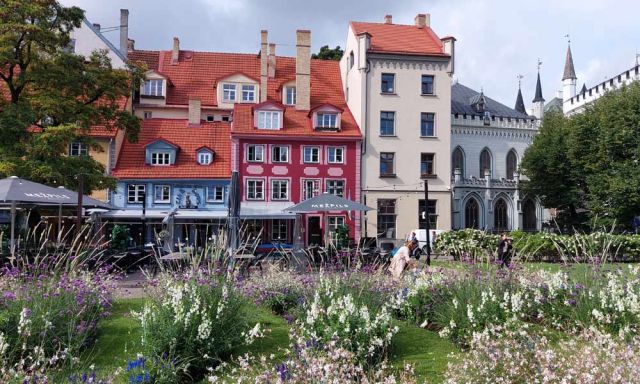 Rigas Altstadt - historische Fassaden am weitläufigen Livenplatz Rigas Altstadt - historische Fassaden am weitläufigen Livenplatz