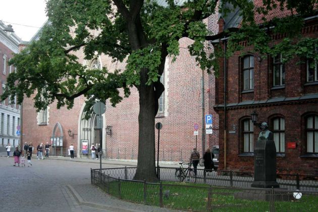 Riga, Lettlands Hauptstadt - das Hauptportal des Doms von Riga und der Herder-Platz Riga, Lettlands Hauptstadt - das Hauptportal des Doms von Riga und der Herder-Platz