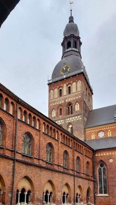 Lettlands Hauptstadt Riga - der Turm des Rigaer Doms mit einem Teil des Kreuzganges des Domkapitelklosters Lettlands Hauptstadt Riga - der Turm des Rigaer Doms mit einem Teil des Kreuzganges des Domkapitelklosters
