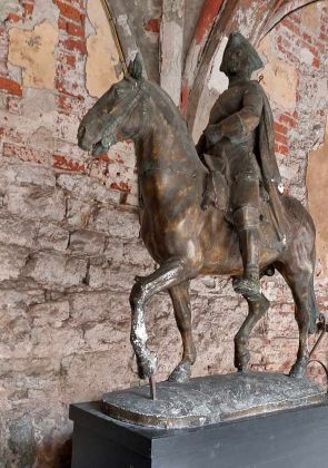 Riga, die Hauptstadt Lettlands - Reiterstandbild im Kreuzgang des Domkapitelklosters neben dem Dom St. Marien Riga, die Hauptstadt Lettlands - Reiterstandbild im Kreuzgang des Domkapitelklosters neben dem Dom St. Marien