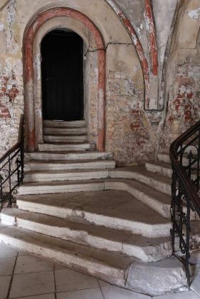 Riga, die Hauptstadt Lettlands - Ecktreppe im Kreuzgang des Domkapitelklosters neben dem Rigaer Dom St. Marien Riga, die Hauptstadt Lettlands - Ecktreppe im Kreuzgang des Domkapitelklosters neben dem Rigaer Dom St. Marien