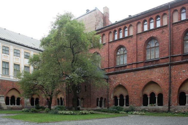 Der Dom St. Marien in Lettlands Hauptstadt Riga - der Kreuzgang des Domkapitelklosters mit dem Brunnenhaus Der Dom St. Marien in Lettlands Hauptstadt Riga - der Kreuzgang des Domkapitelklosters mit dem Brunnenhaus