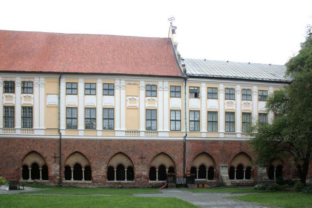 Lettlands Hauptstadt Riga - das Museum für Rigaer Stadtgeschichte und Schifffahrt und ein Teil des Kreuzganges des Domkapitelklosters neben dem Dom St. Marien Lettlands Hauptstadt Riga - das Museum für Rigaer Stadtgeschichte und Schifffahrt und ein Teil des Kreuzganges des Domkapitelklosters neben dem Dom St. Marien